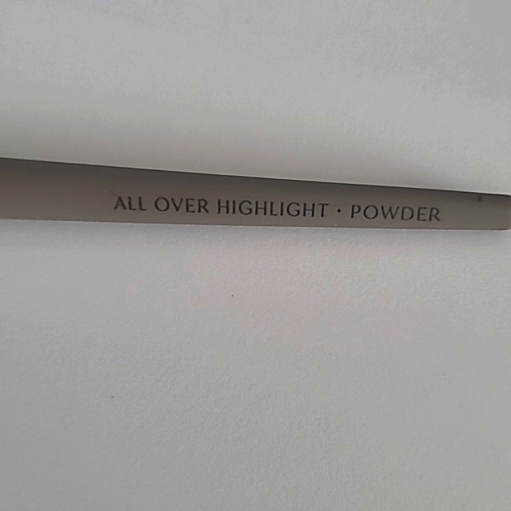 All Over Highlight • Powder Brush - Picture 5 of 7